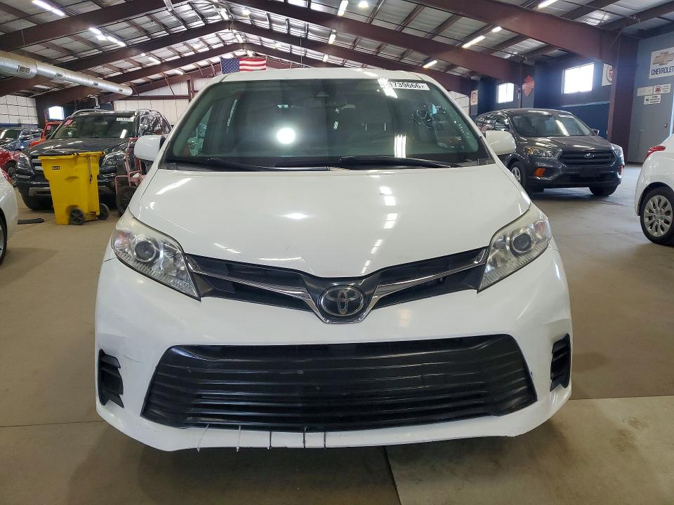 61739666 :رقم المزاد ، 5TDKZ3DC1JS944814 vin ، 2018 Toyota Sienna مزاد بيع