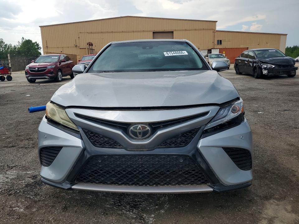 61548066 :رقم المزاد ، 4T1B61HK2JU136400 vin ، 2018 Toyota Camry مزاد بيع