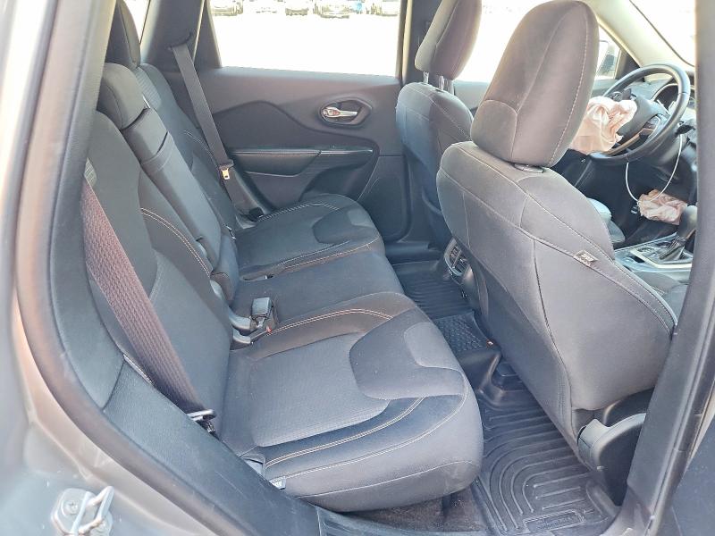 60918646 :رقم المزاد ، 1C4PJLCB2FW670441 vin ، 2015 Jeep Cherokee مزاد بيع