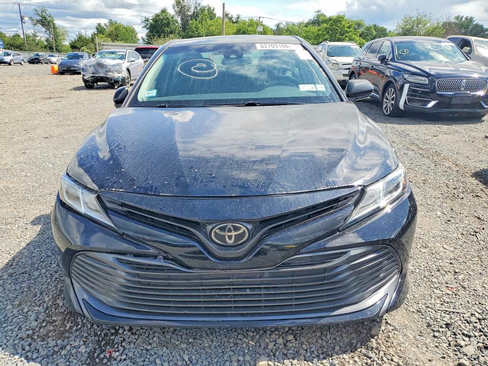 62709106 :رقم المزاد ، 4T1B11HK4JU070429 vin ، 2018 Toyota Camry مزاد بيع