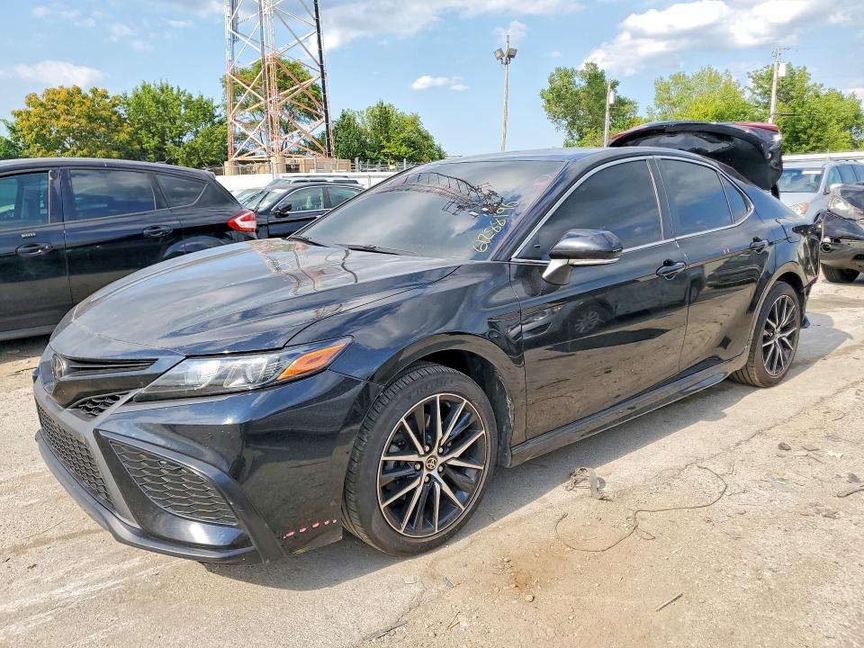 61288196 :رقم المزاد ، 4T1G11AK4NU646428 vin ، 2022 Toyota Camry مزاد بيع