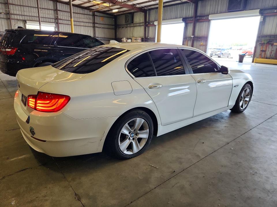 61501726 :رقم المزاد ، WBAFR1C57BC740771 vin ، 2011 Bmw 528 مزاد بيع