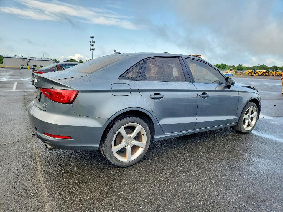 62951776 :رقم المزاد ، WAUBFGFF3F1090286 vin ، 2015 Audi A3 مزاد بيع
