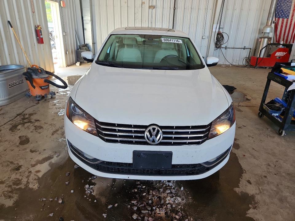 60641116 :رقم المزاد ، 1VWCT7A35FC037815 vin ، 2015 Volkswagen Passat مزاد بيع