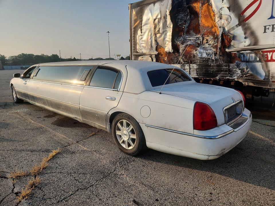 2008 Lincoln Town Car მანქანა იყიდება აუქციონზე, vin: 2L1FM88W38X644365, აუქციონის ნომერი: 61858276