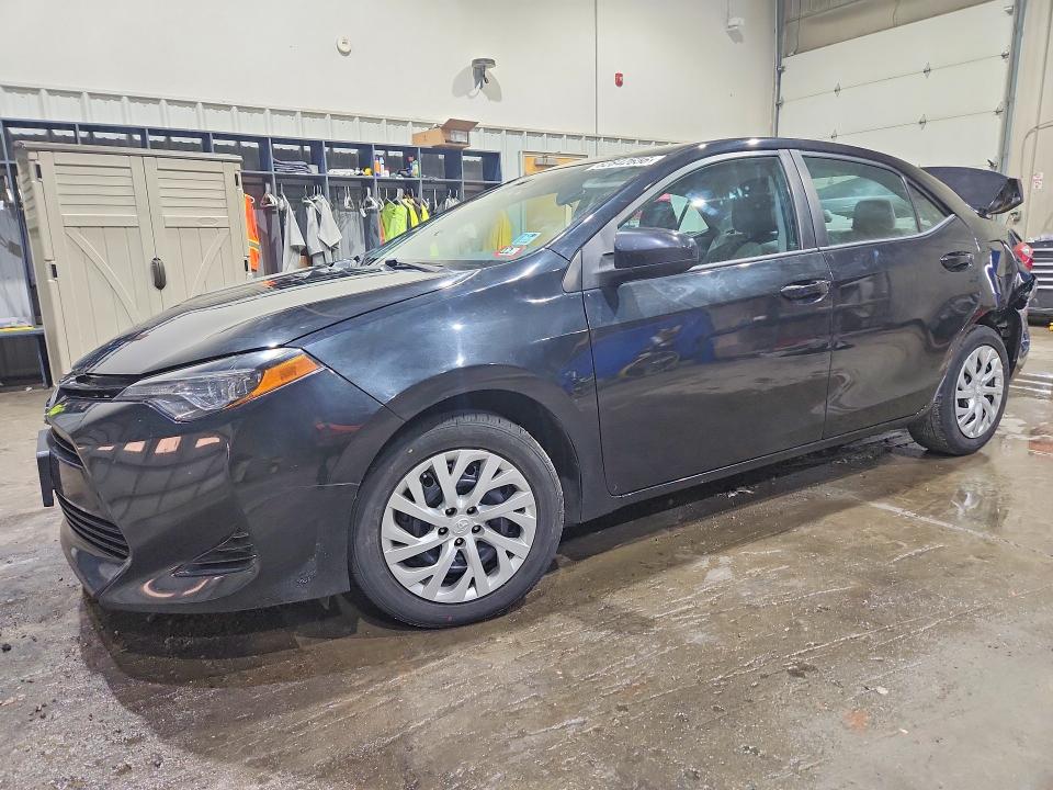 62842656 :رقم المزاد ، 5YFBURHE8JP835448 vin ، 2018 Toyota Corolla مزاد بيع