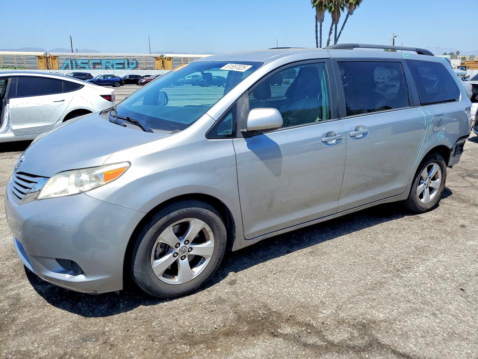 61557026 :رقم المزاد ، 5TDKZ3DC4HS836245 vin ، 2017 Toyota Sienna مزاد بيع
