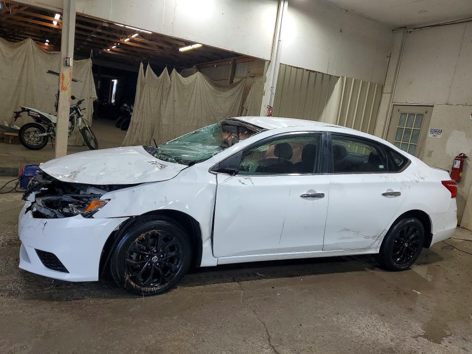 61077596 :رقم المزاد ، 3N1AB7AP4JY230802 vin ، 2018 Nissan Sentra مزاد بيع