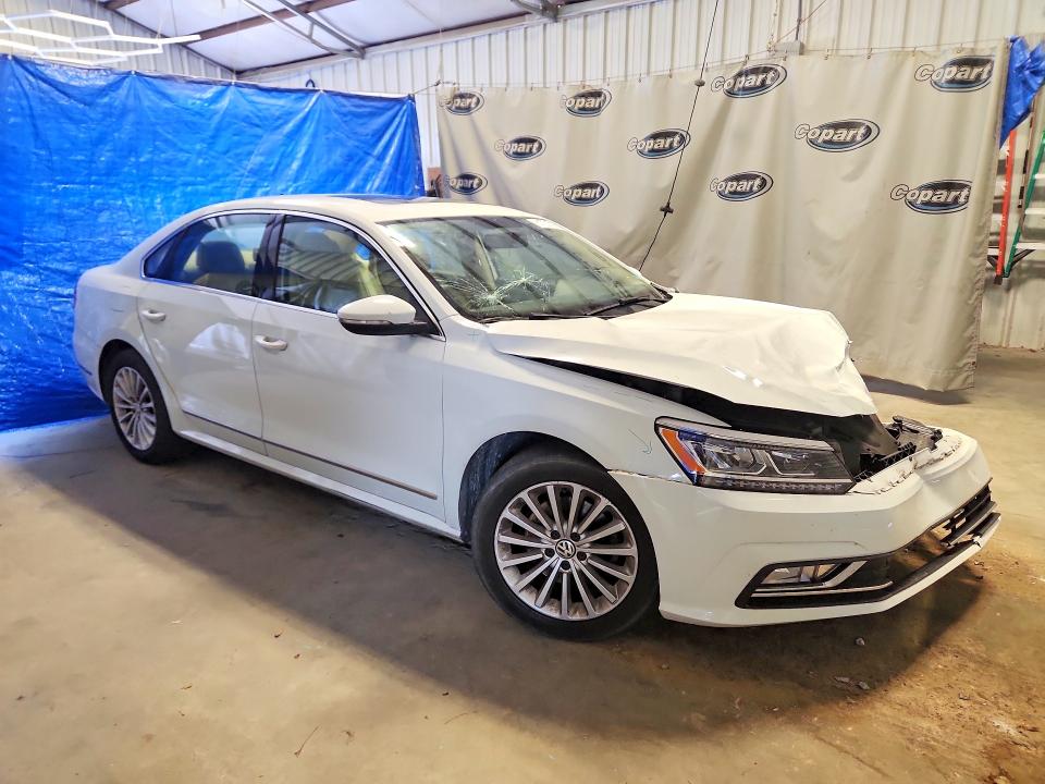 61721296 :رقم المزاد ، 1VWBT7A30HC031225 vin ، 2017 Volkswagen Passat مزاد بيع