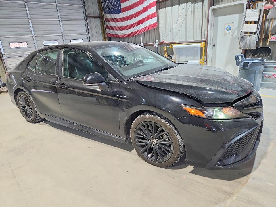 62930796 :رقم المزاد ، 4T1G11BK6NU069318 vin ، 2022 Toyota Camry مزاد بيع