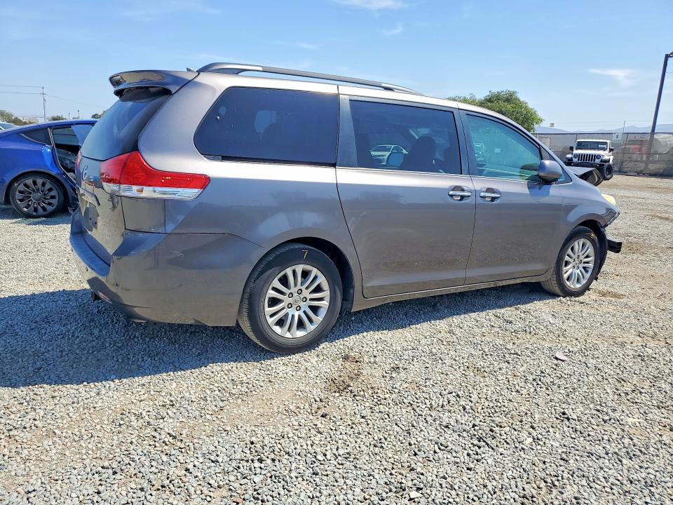 62866356 :رقم المزاد ، 5TDYK3DC7BS085860 vin ، 2011 Toyota Sienna مزاد بيع