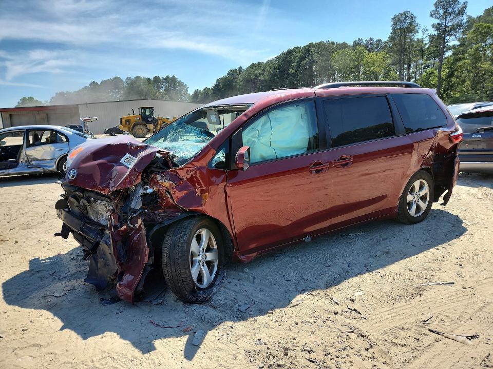 2015 Toyota Sienna მანქანა იყიდება აუქციონზე, vin: 5TDKK3DC5FS618560, აუქციონის ნომერი: 60643666