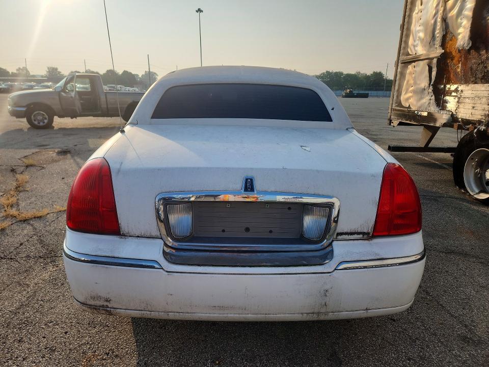 2008 Lincoln Town Car მანქანა იყიდება აუქციონზე, vin: 2L1FM88W38X644365, აუქციონის ნომერი: 61858276