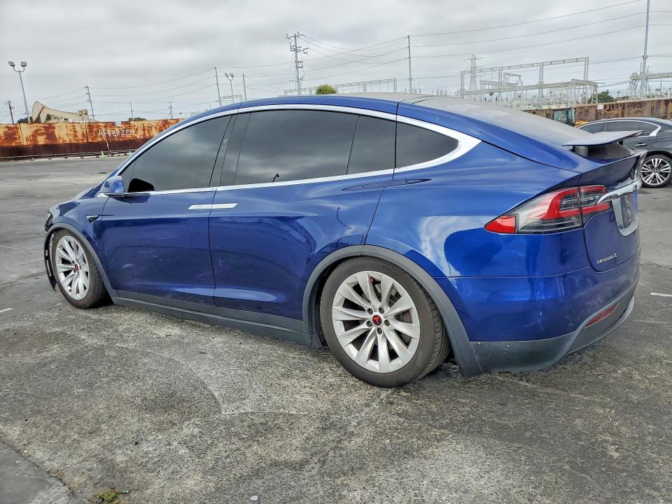 60527906 :رقم المزاد ، 5YJXCDE26HF070168 vin ، 2017 Tesla Model X مزاد بيع