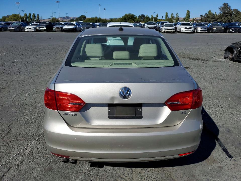 61512646 :رقم المزاد ، 3VWD17AJ1EM242621 vin ، 2014 Volkswagen Jetta مزاد بيع