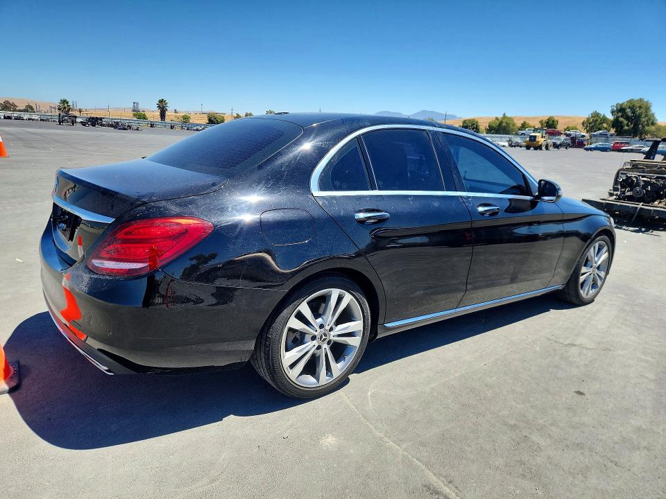 62871846 :رقم المزاد ، 55SWF4JB2JU273880 vin ، 2018 Mercedes-benz C مزاد بيع