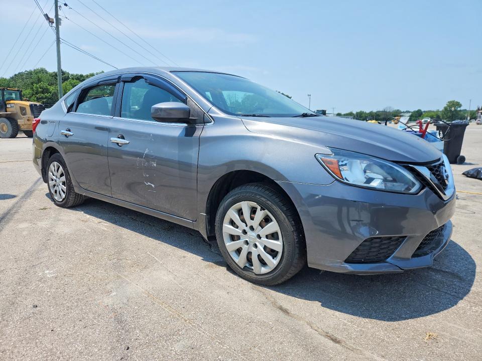 62826136 :رقم المزاد ، 3N1AB7AP5JY306785 vin ، 2018 Nissan Sentra مزاد بيع