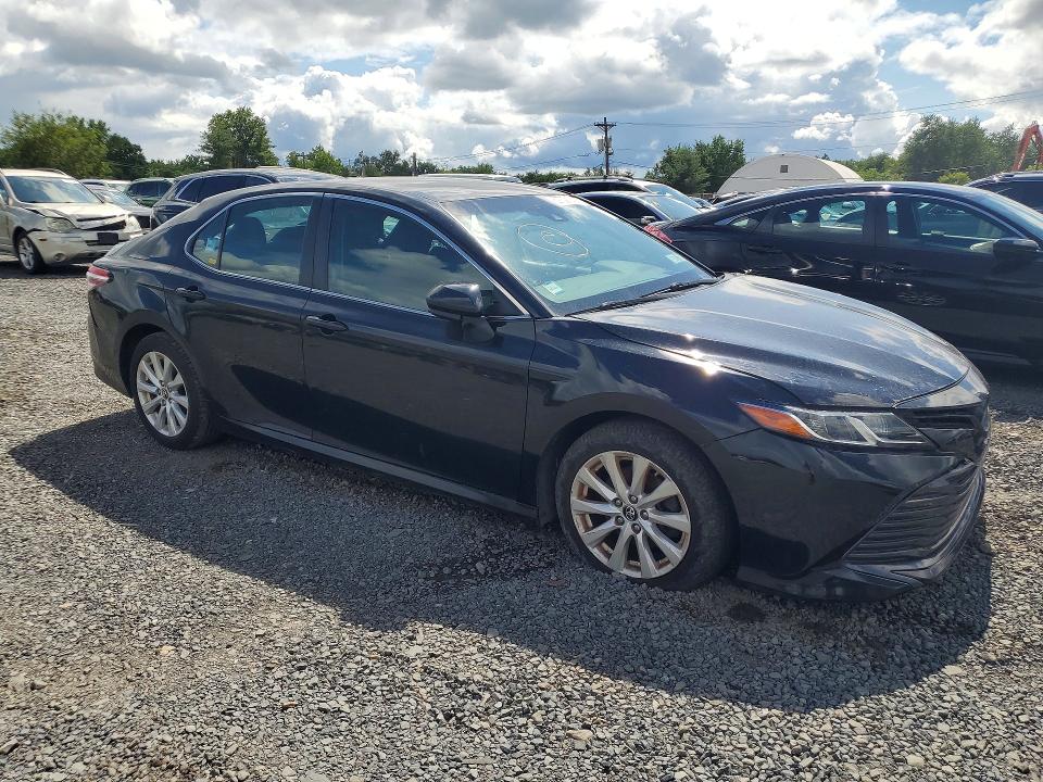 62709106 :رقم المزاد ، 4T1B11HK4JU070429 vin ، 2018 Toyota Camry مزاد بيع