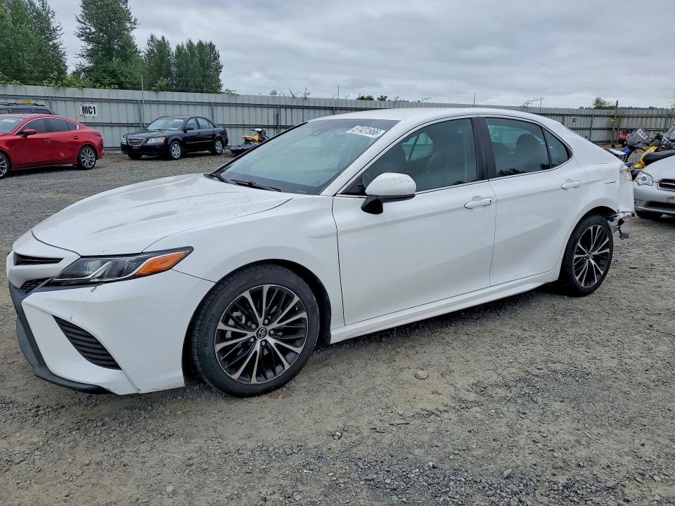 57431966 :رقم المزاد ، 4T1B11HK0JU598291 vin ، 2018 Toyota Camry مزاد بيع