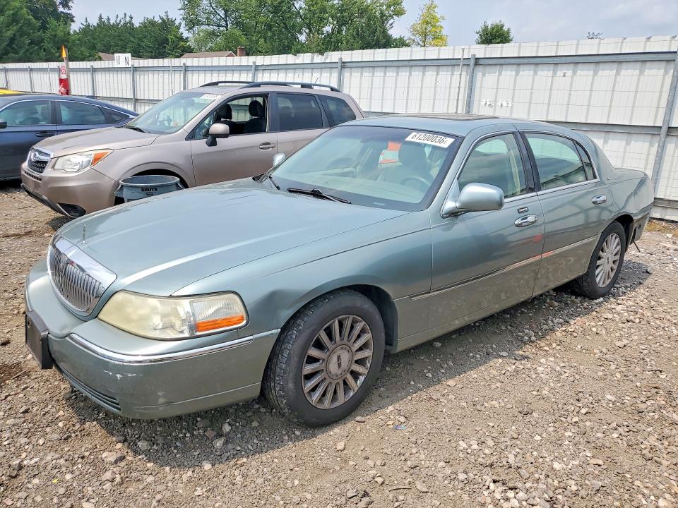 61200036 :رقم المزاد ، 1LNHM81W05Y606427 vin ، 2005 Lincoln Town Car مزاد بيع
