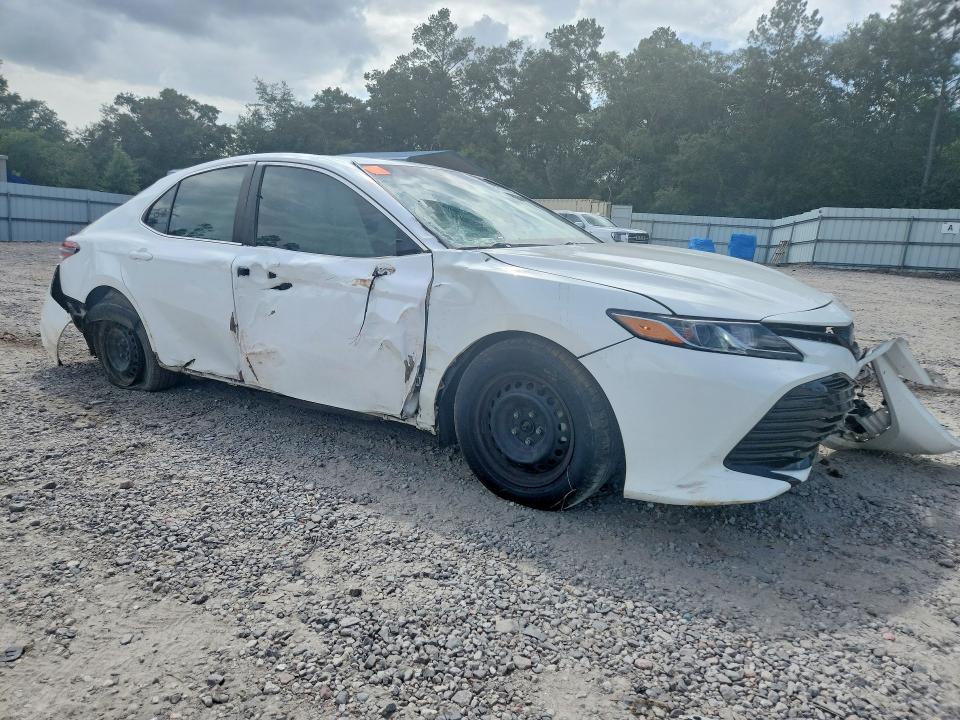 61879266 :رقم المزاد ، 4T1B11HK4JU082726 vin ، 2018 Toyota Camry مزاد بيع
