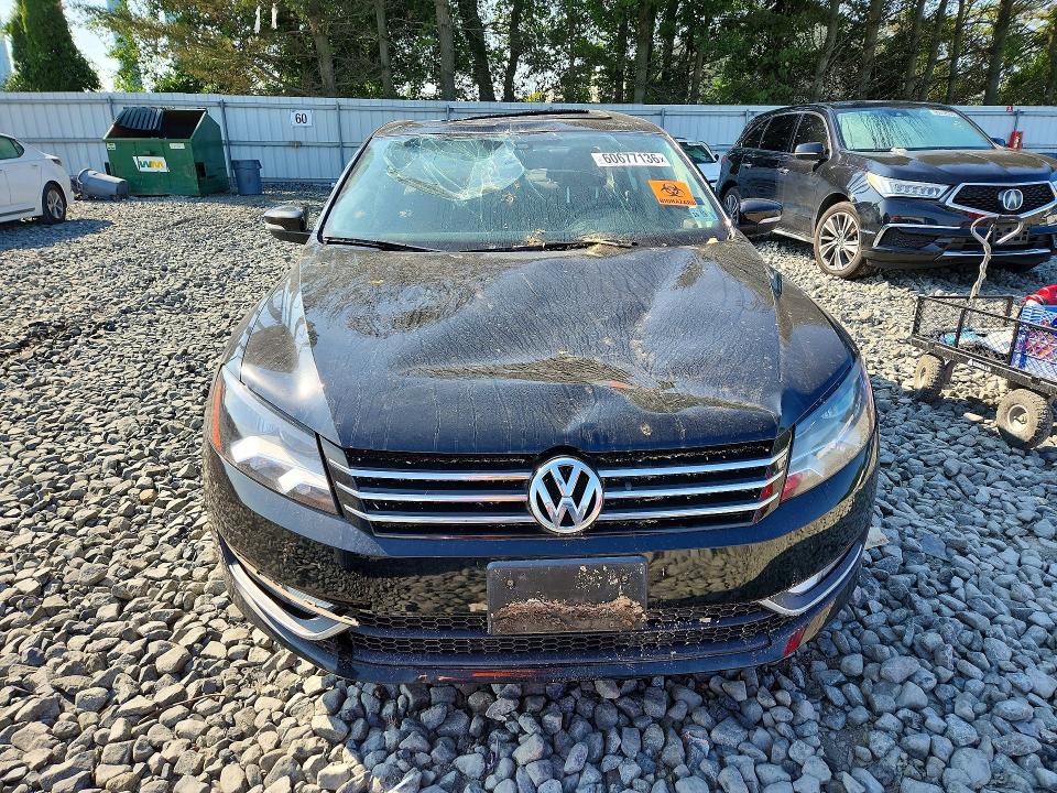 60677136 :رقم المزاد ، 1VWBT7A38FC003184 vin ، 2015 Volkswagen Passat مزاد بيع