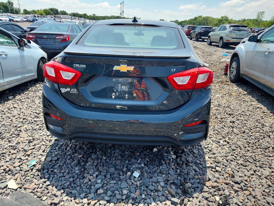 60882606 :رقم المزاد ، 1G1BE5SM8H7151641 vin ، 2017 Chevrolet Cruze مزاد بيع