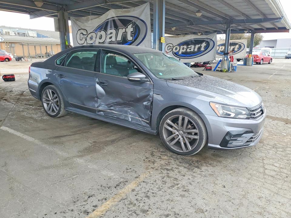 61085376 :رقم المزاد ، 1VWDT7A38HC036102 vin ، 2017 Volkswagen Passat مزاد بيع