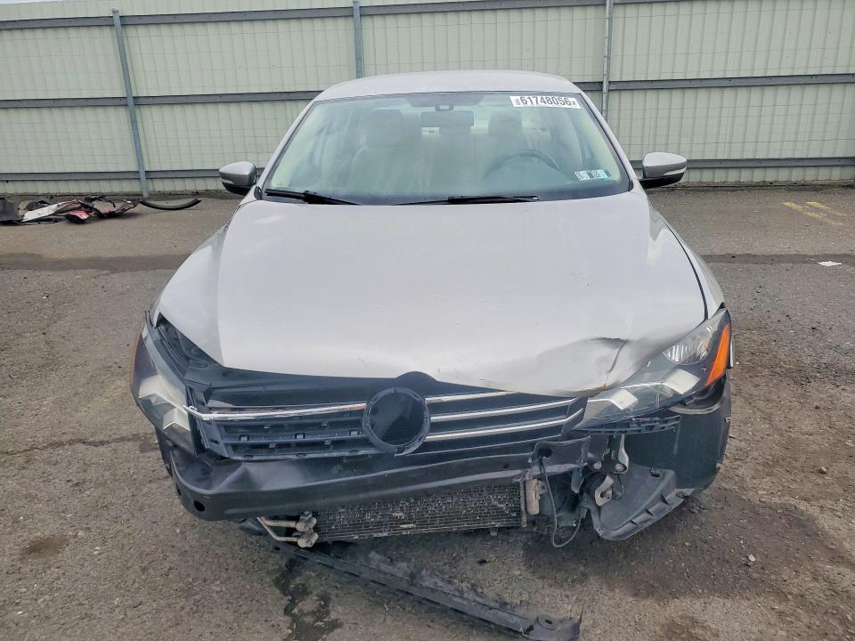 61748056 :رقم المزاد ، 1VWBP7A30DC072081 vin ، 2013 Volkswagen Passat مزاد بيع