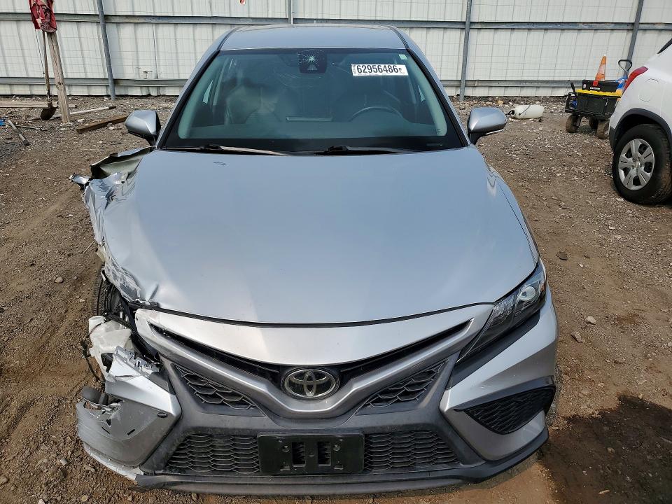 62956486 :رقم المزاد ، 4T1G11AKXNU627723 vin ، 2022 Toyota Camry مزاد بيع