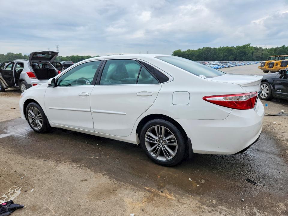 62431516 :رقم المزاد ، 4T1BF1FK7FU110689 vin ، 2015 Toyota Camry مزاد بيع