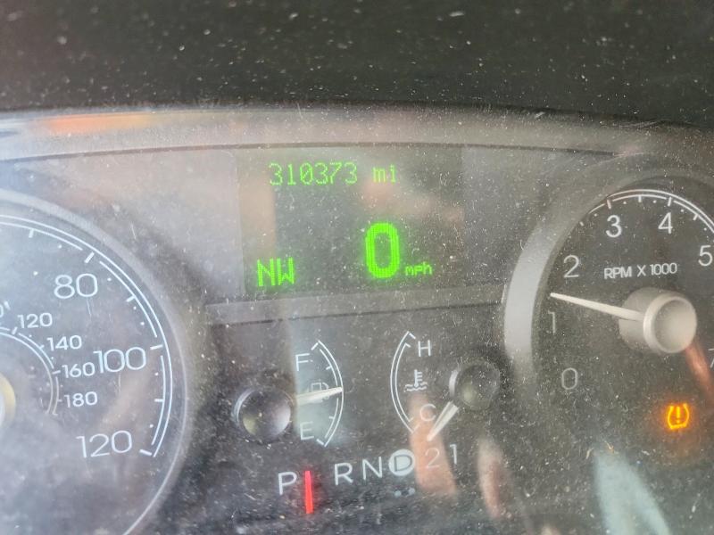 2008 Lincoln Town Car მანქანა იყიდება აუქციონზე, vin: 2L1FM88W38X644365, აუქციონის ნომერი: 61858276