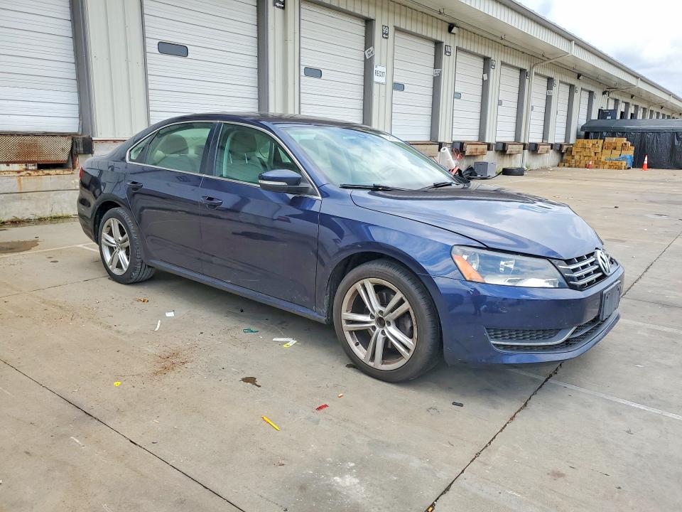 60847696 :رقم المزاد ، 1VWBV7A3XFC051327 vin ، 2015 Volkswagen Passat مزاد بيع