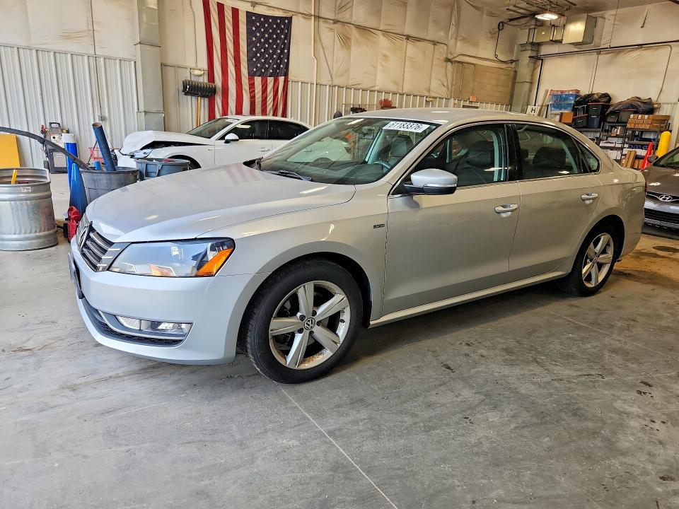 61183376 :رقم المزاد ، 1VWAS7A32FC123030 vin ، 2015 Volkswagen Passat مزاد بيع