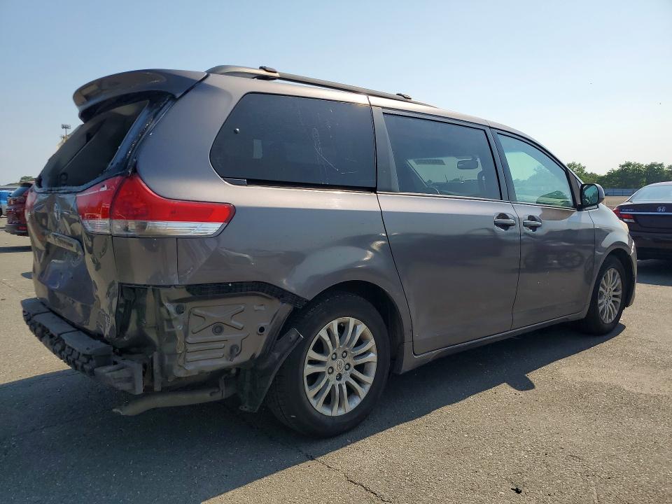 58539126 :رقم المزاد ، 5TDYK3DC7BS066127 vin ، 2011 Toyota Sienna مزاد بيع