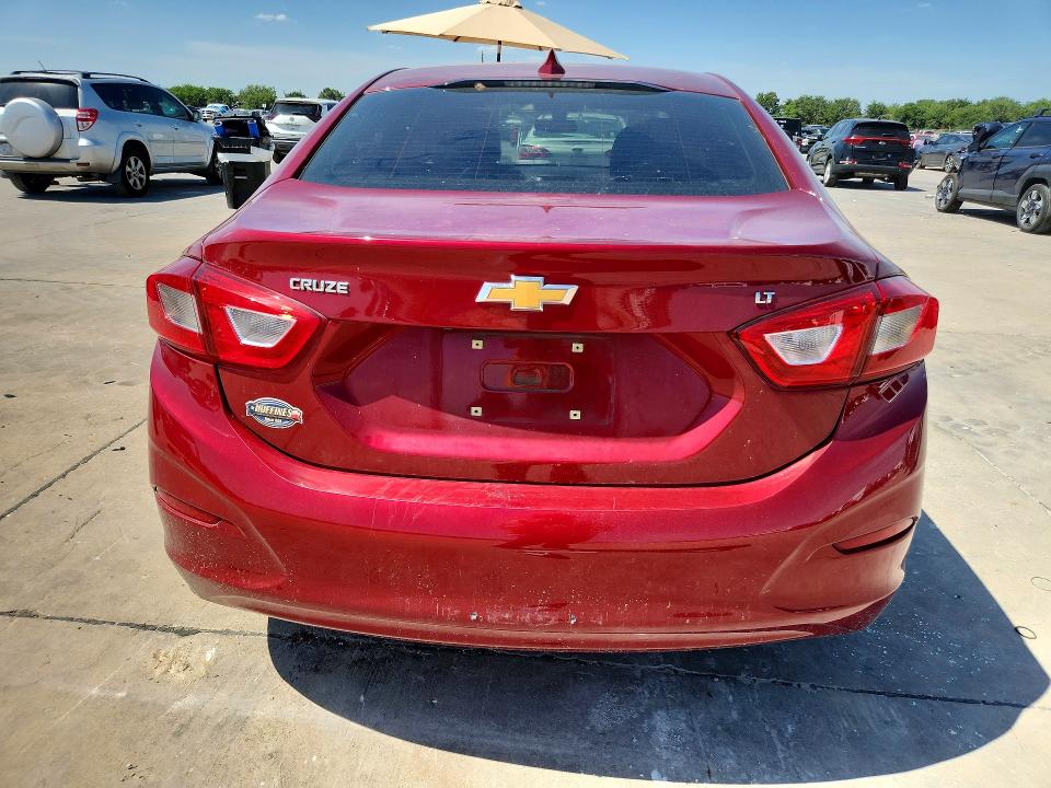 62943736 :رقم المزاد ، 1G1BE5SM8J7236002 vin ، 2018 Chevrolet Cruze مزاد بيع