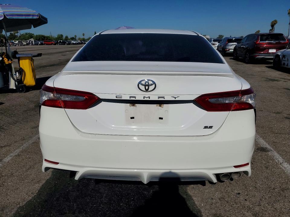 60183766 :رقم المزاد ، 4T1B11HK6JU626482 vin ، 2018 Toyota Camry مزاد بيع