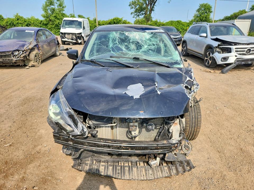 62207796 :رقم المزاد ، 3N1CB7AP5JY308027 vin ، 2018 Nissan Sentra مزاد بيع