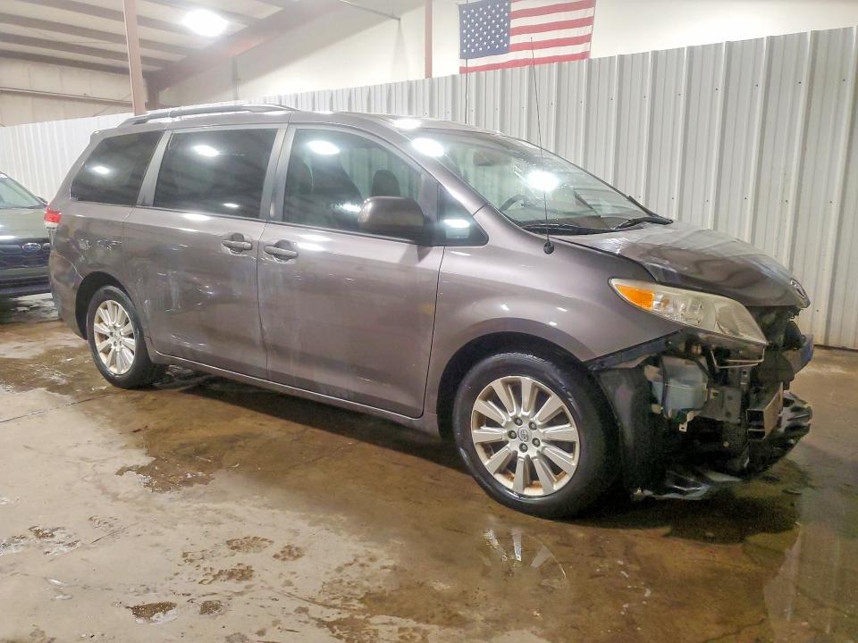 60690006 :رقم المزاد ، 5TDJK3DC8DS069719 vin ، 2013 Toyota Sienna مزاد بيع
