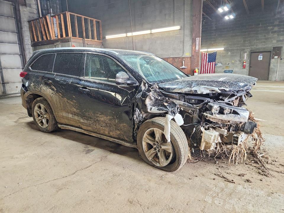 61310616 :رقم المزاد ، 5TDDZRFH4JS863052 vin ، 2018 Toyota Highlander مزاد بيع