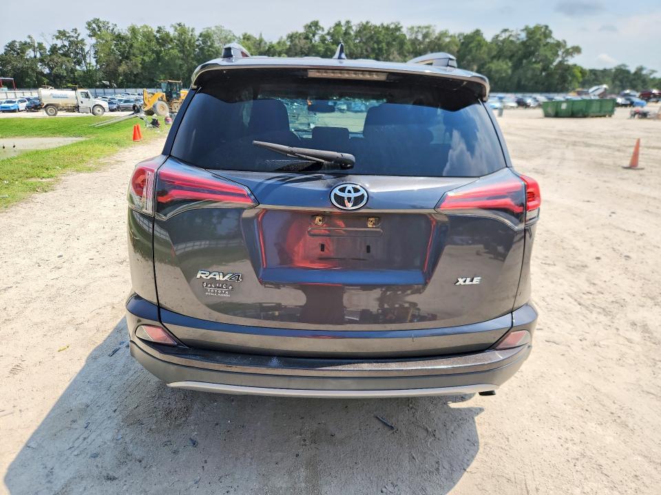 63156686 :رقم المزاد ، 2T3WFREV0JW523226 vin ، 2018 Toyota Rav4 مزاد بيع