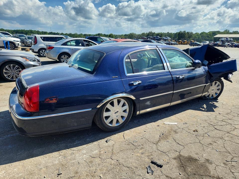2004 Lincoln Town Car მანქანა იყიდება აუქციონზე, vin: 1LNHM83W34Y677567, აუქციონის ნომერი: 61845056