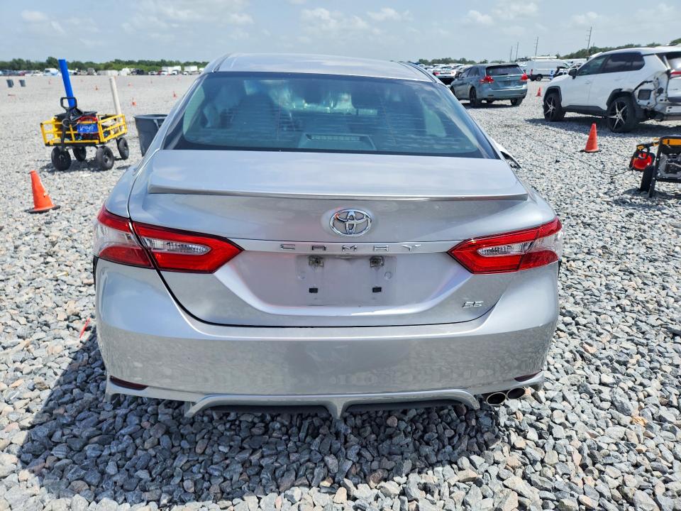 60362676 :رقم المزاد ، 4T1B11HK4JU597631 vin ، 2018 Toyota Camry مزاد بيع