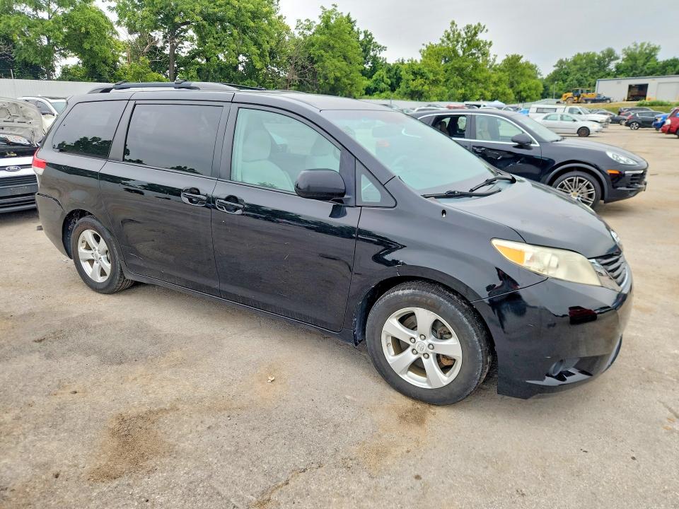 62324566 :رقم المزاد ، 5TDKK3DC8BS066529 vin ، 2011 Toyota Sienna مزاد بيع