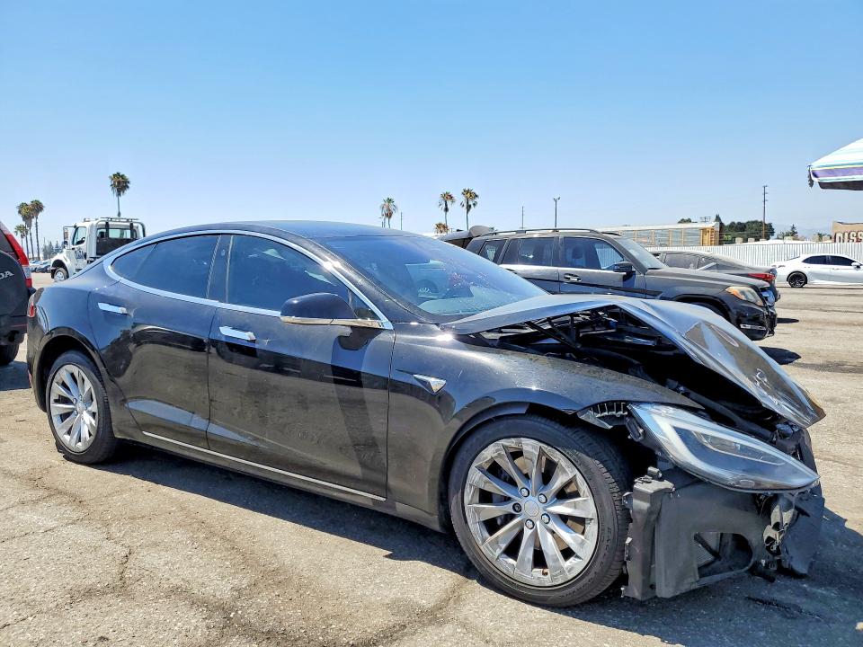 60255876 :رقم المزاد ، 5YJSA1E28JF239840 vin ، 2018 Tesla Model S مزاد بيع