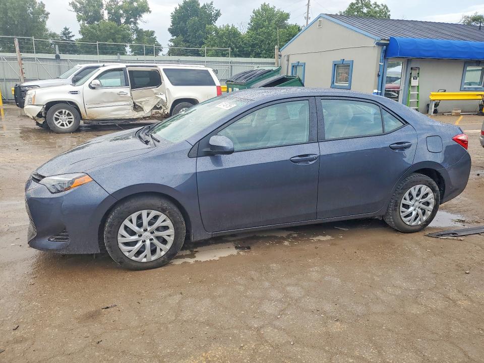 63149756 :رقم المزاد ، 5YFBURHE8JP848653 vin ، 2018 Toyota Corolla مزاد بيع