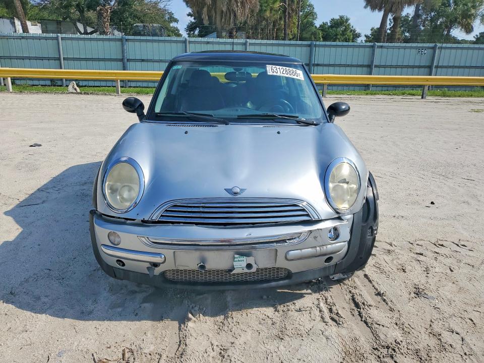 63128886 :رقم المزاد ، WMWRC334X2TC37790 vin ، 2002 Mini Cooper مزاد بيع