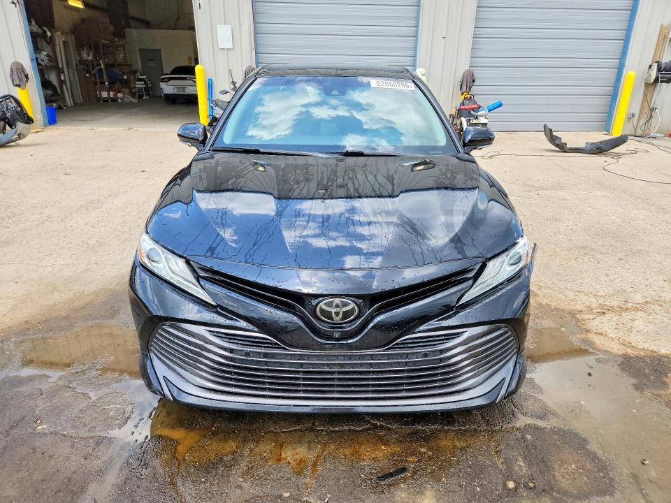 62050286 :رقم المزاد ، 4T1B11HK1JU517802 vin ، 2018 Toyota Camry مزاد بيع