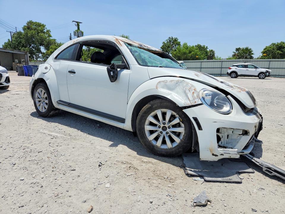 61821726 :رقم المزاد ، 3VWF17AT8HM628189 vin ، 2017 Volkswagen Beetle مزاد بيع