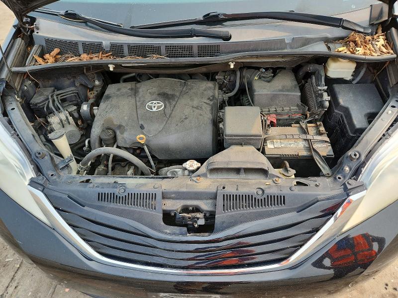 61793976 :رقم المزاد ، 5TDKZ3DC3HS822658 vin ، 2017 Toyota Sienna مزاد بيع